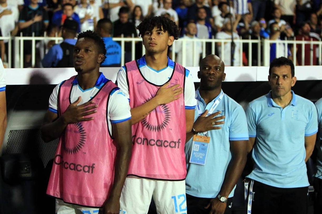 David Ruiz se mostró como uno más y cantó también el himno nacional de Honduras.