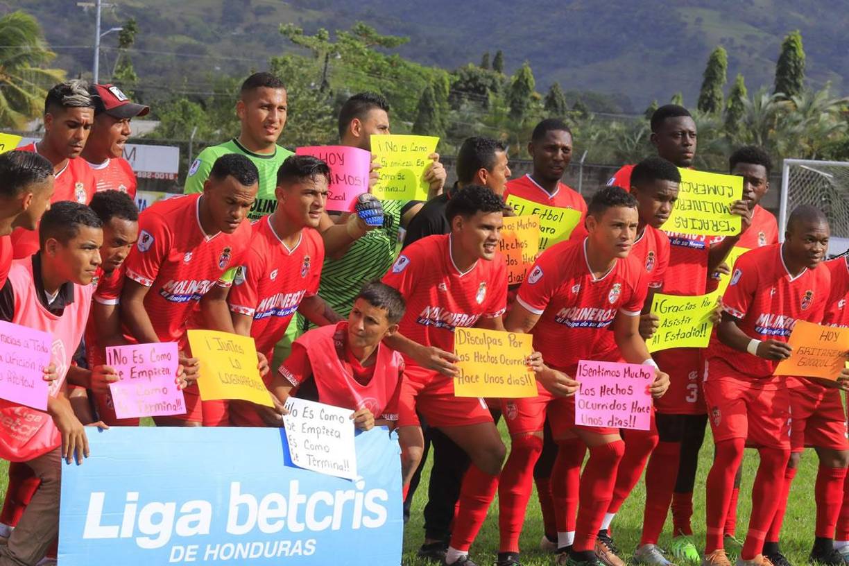 Jugadores de la Real Sociedad salieron al campo del estadio Francisco Martínez Durón de Tocoa con pequeñas pancartas, pidiendo disculpas a la afición por el zafarrancho de hace unos días.