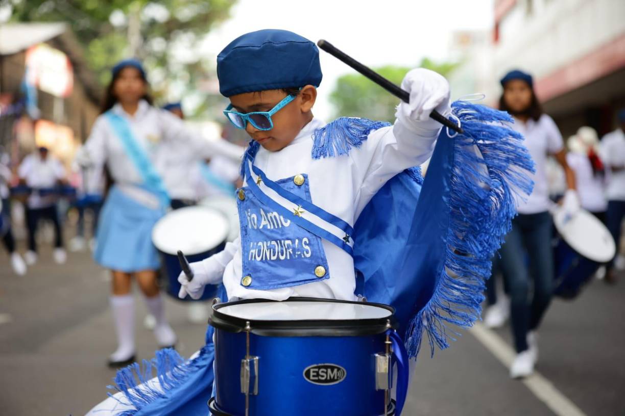 Este chiquitín se robó las miradas con su estilo y alegría. 