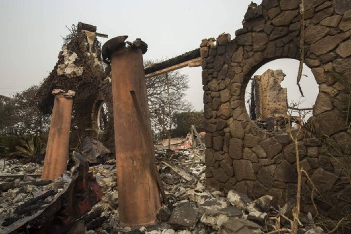 Más de 20.000 personas habían sido ordenadas a evacuar desde el miércoles, y las autoridades estaban animando a otros a empacar con documentos y medicamentos en caso de que tuvieran que huir de las llamas de rápida propagación en un momento de aviso.<br/><br/><br/>