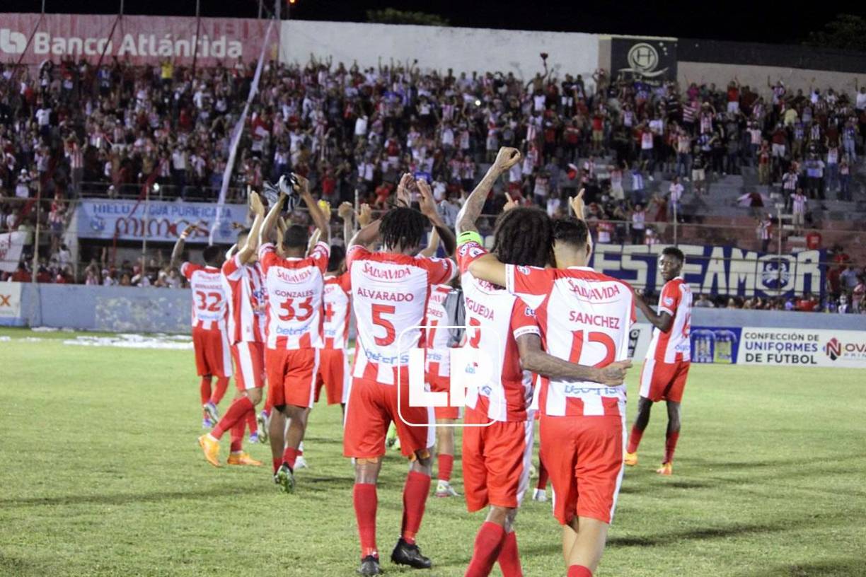 Los jugadores del Vida celebraron con sus aficionados el triunfo en el Clásico frente al Vida.