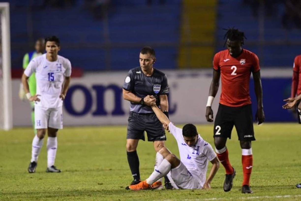 El buen gesto del árbitro salvadoreño Joel Aguilar Chicas ayudándole a pararse al catracho Carlos Pineda tras una falta.