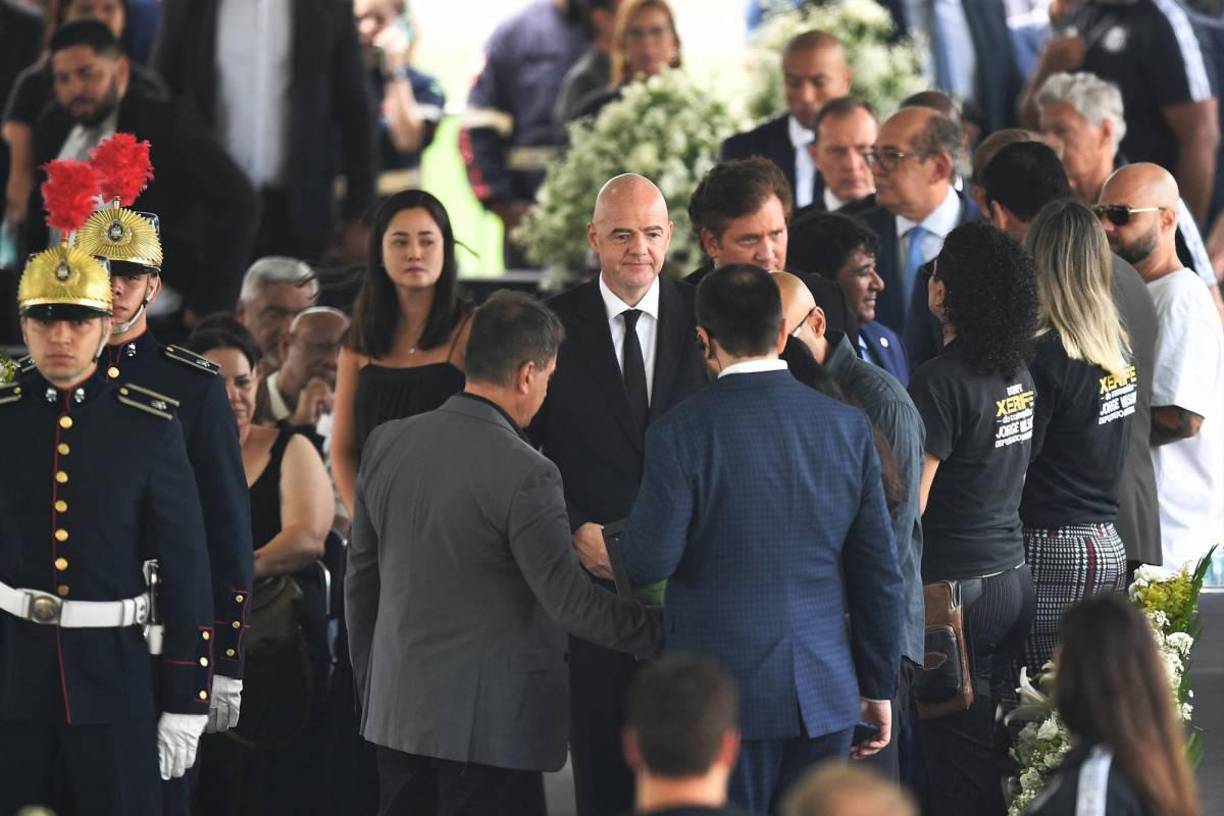 También estuvo presente el presidente de la FIFA, Gianni Infantino, quien prometió en las puertas del estadio que la institución homenajeará al ‘rey’ como se merece.