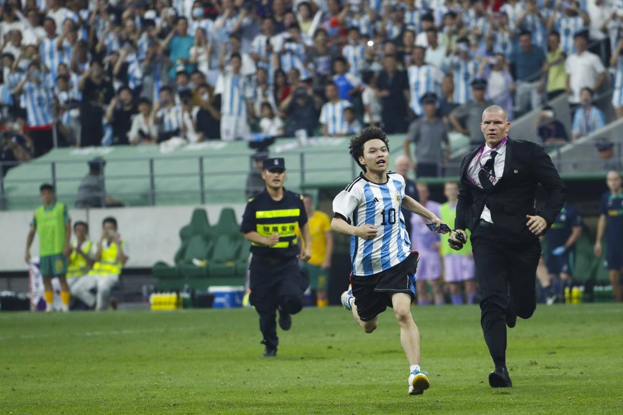 Aunque <b>la transmisión oficial optó por no mostrar las imágenes</b>, sí se pudo observar el rápido accionar de las fuerzas encargadas de resguardar la integridad de los futbolistas al correr por detrás del astro argentino para intentar interceptar al invasor.