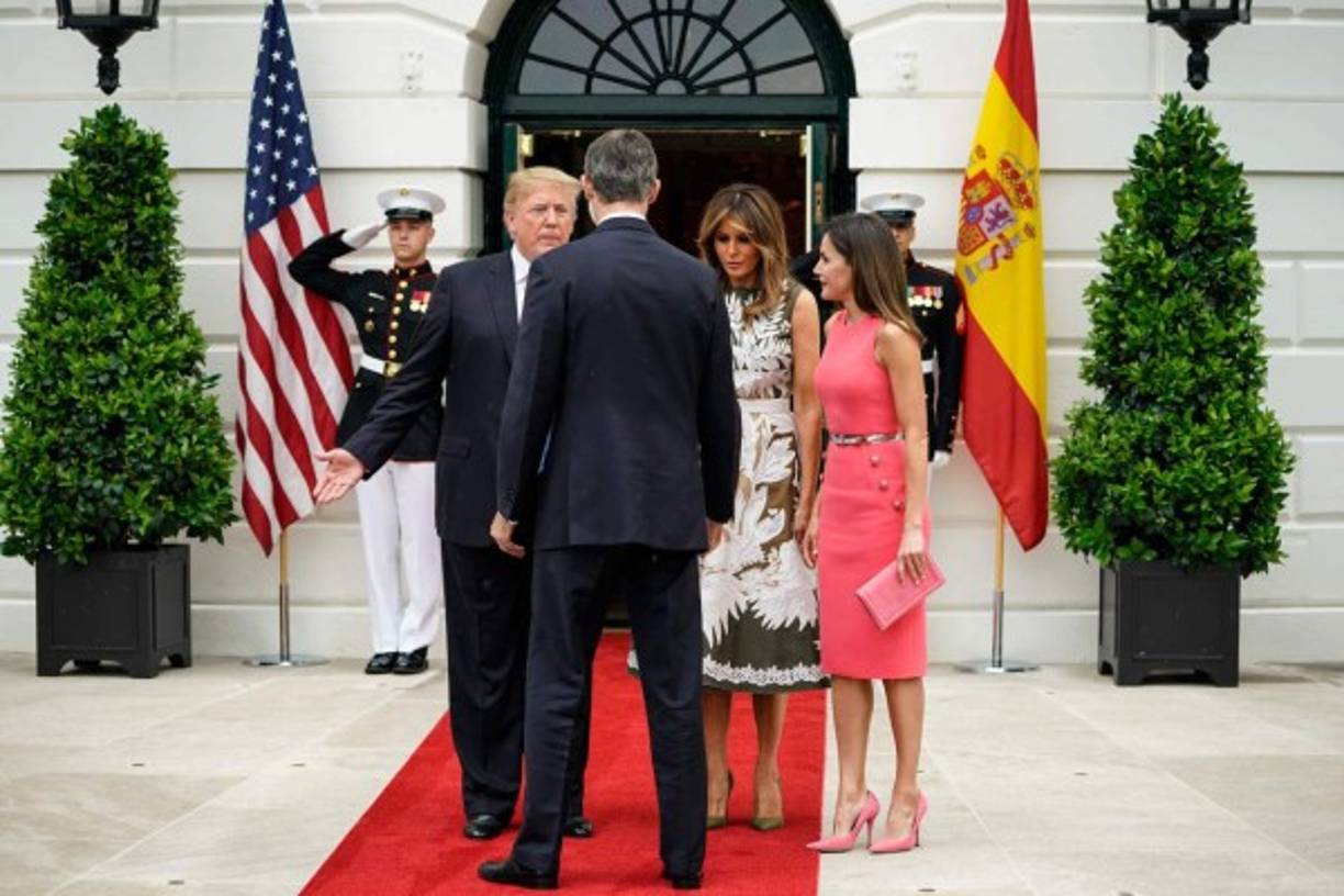Las parejas se saludaron con cordialidad en medio de la lluvia antes de posar juntos ante los medios gráficos y a continuación, accedieron al interior del edificio para firmar en el libro de honor y mantener un breve encuentro en el Despacho Oval.