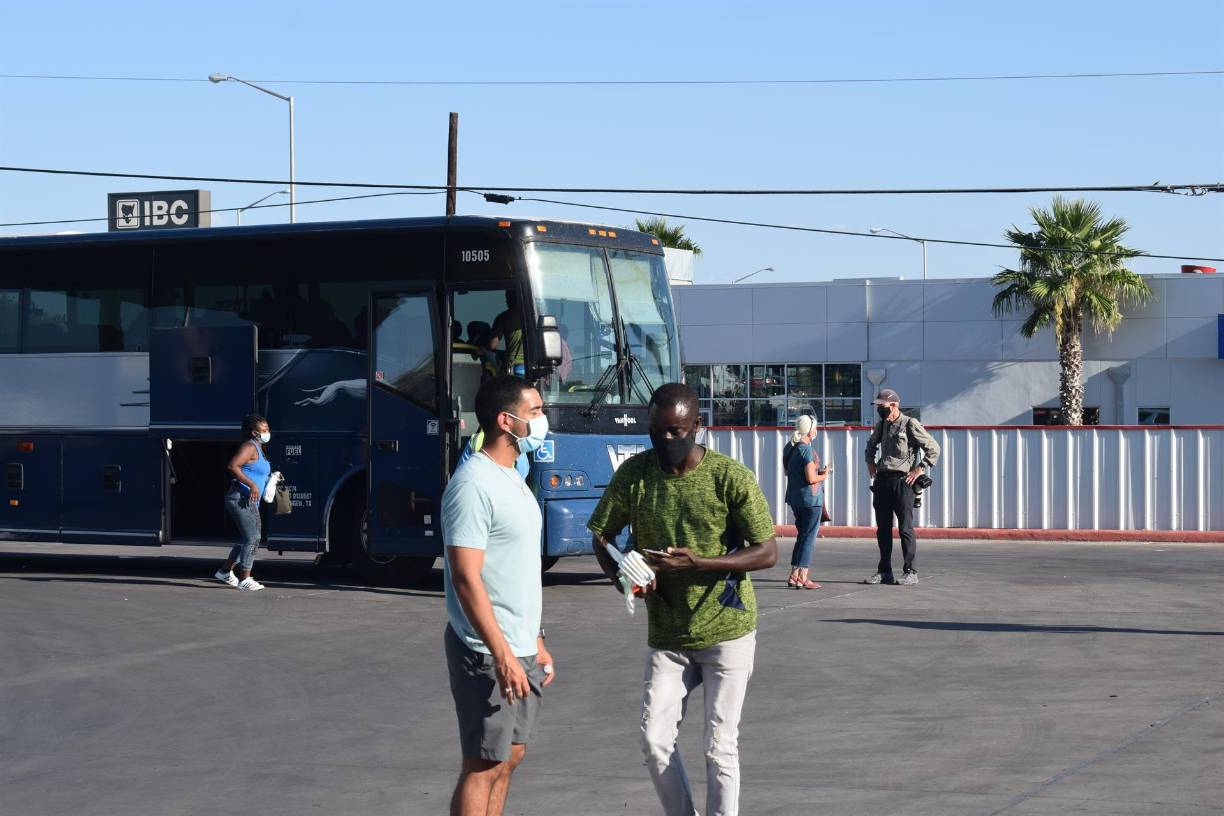 Si bien Saint estuvo en la cola por varias horas, no logró asientos para él y su familia y, resignado, empezó a buscar opciones para pasar la noche en Del Río.
