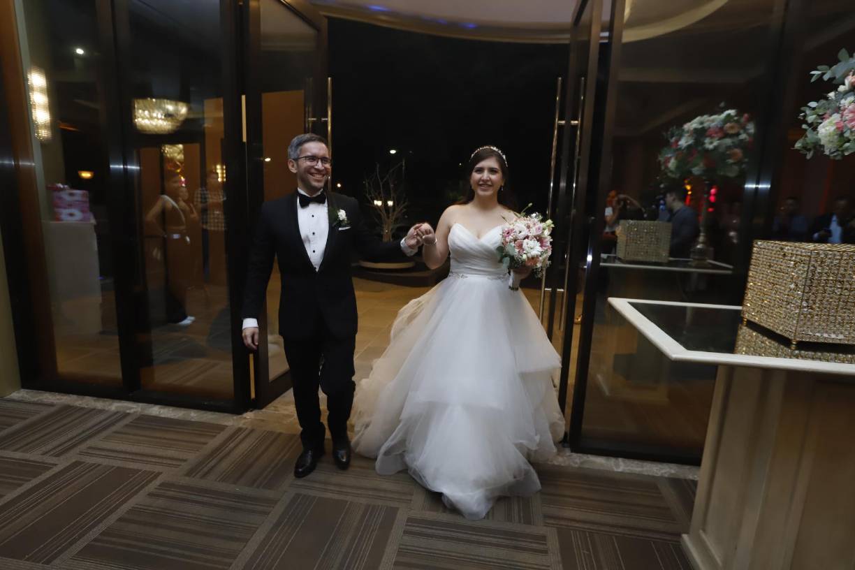 Los esposos Filippi Orellana hicieron su triunfal entrada ante la ovación de los invitados, quienes después de la ceremonia religiosa, los esperaron en el salón Jordan del Club Hondureño Árabe para extenderles sus muestras de cariño. Ahí mismo, pasaron una velada especial, llena de ambiente romántico, música y fotografías. 