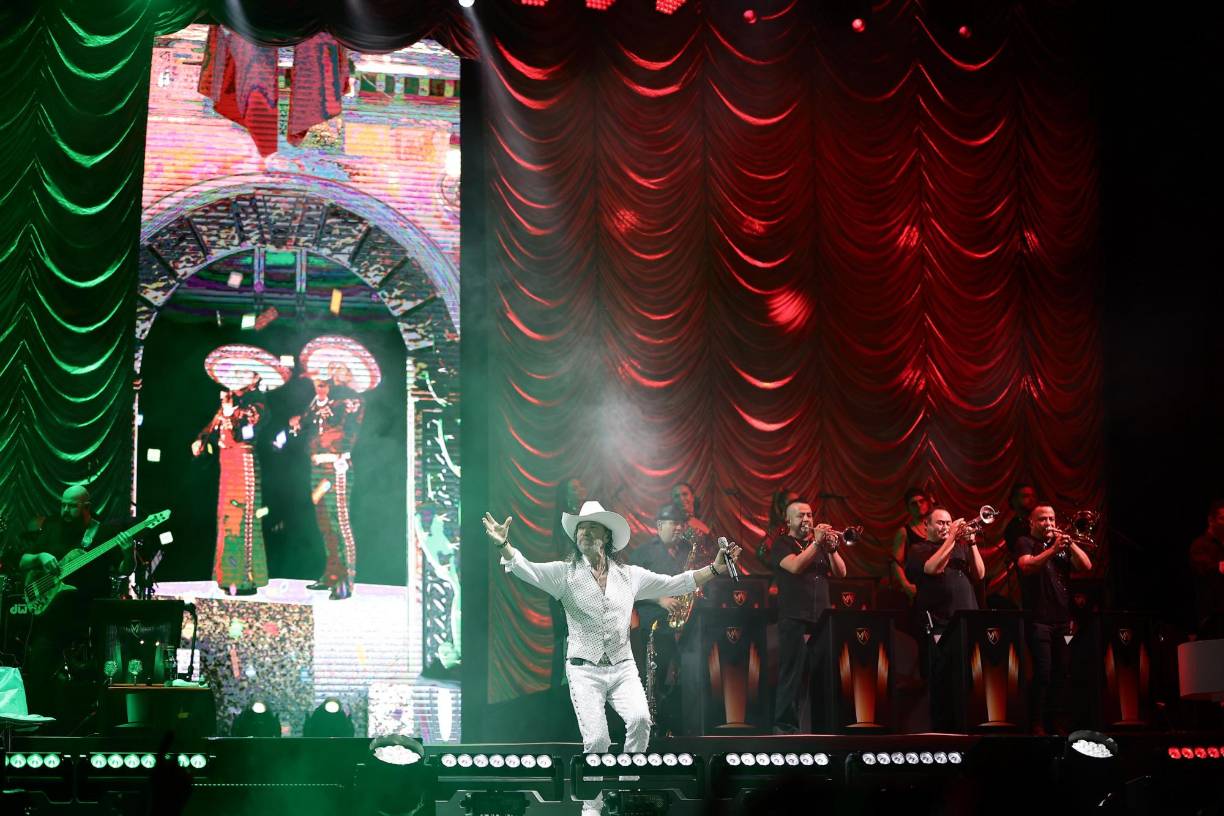 Marco Antonio estremeció el estadio Olímpico con grandes clásicos del ayer y muchas de sus canciones de la nueva década, apreciadas por generaciones de todas las edades. En este momento, el compositor mexicano cantaba “La venia bendita”.