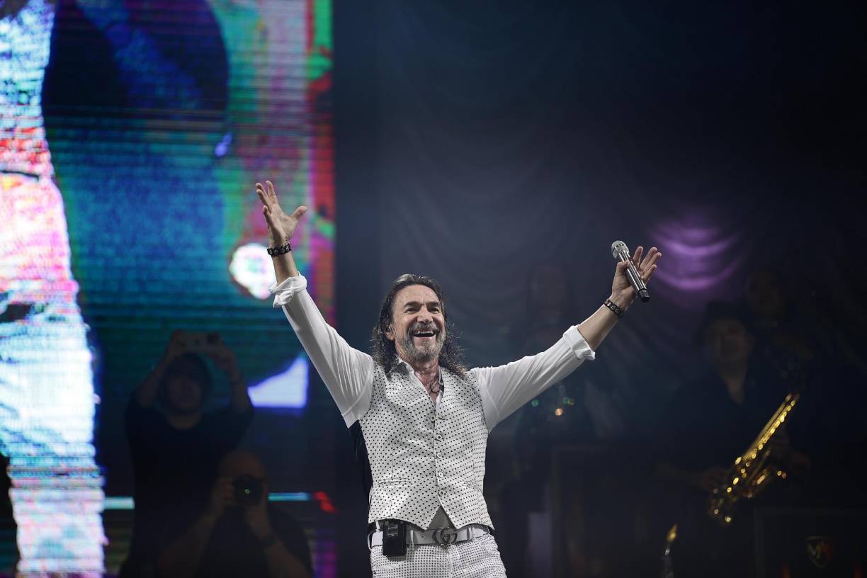 El galán de 62 años solo tuvo un cambio de vestuario, ya que el primero lo dejó empapado de sudor debido a las altas temperaturas que imperan en la Capital Industrial.