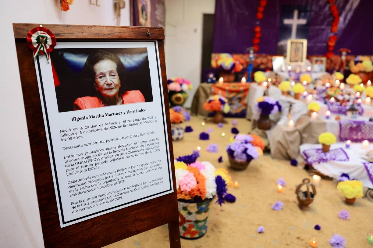 En el salón del Museo de Antropología e Historia de SPS se pusieron dos cuadros con la biografía de cada homenajeado. Aquí se muestra la de Ifigenia Martínez, política y diplomática mexicana, economista y lideresa social. 