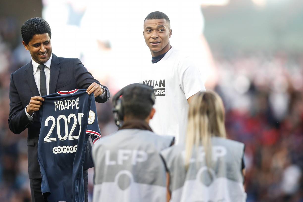 Antes del partido, el presidente Nasser Al Khelaifi del PSG oficializó la noticia de la renovación hasta 2025 de Mbappé, que se había filtrado a la prensa unas horas antes.