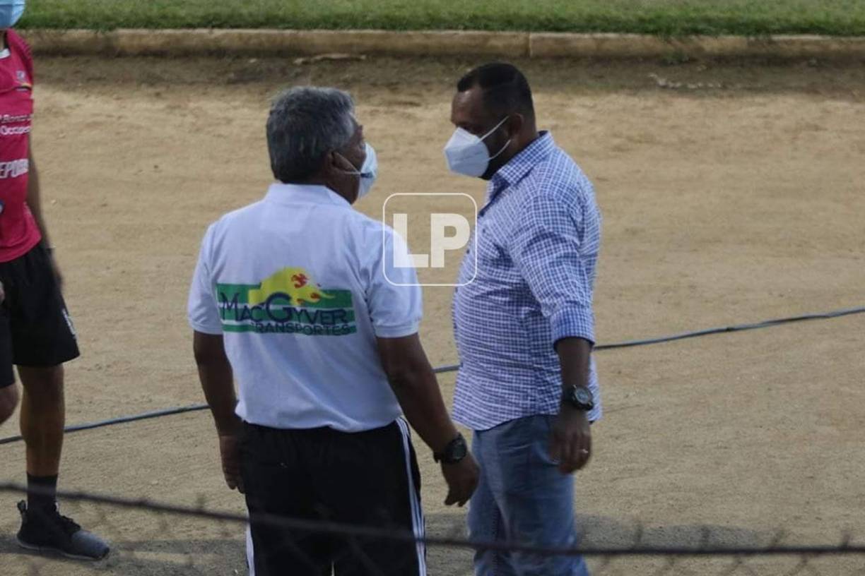 ‘Primitivo‘ Maradiaga y Raúl Cáceres estuvieron charlando un rato previo al partido.