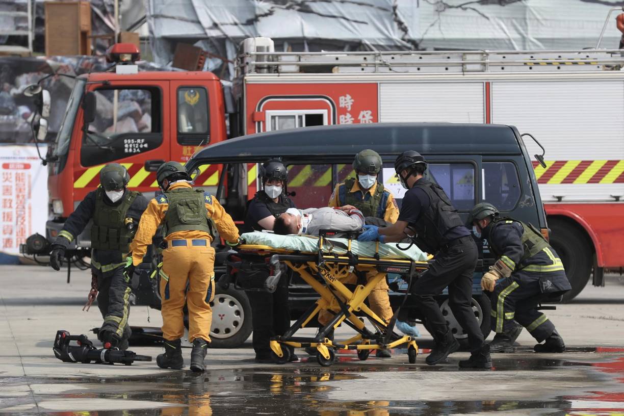 Entre la población taiwanesa de 23 millones, numerosos civiles han participado en maniobras militares y el gobierno ha realizado ensayes de alerta aérea en toda la isla, además de que elaboró un manual en caso de una invasión <b>china</b>.