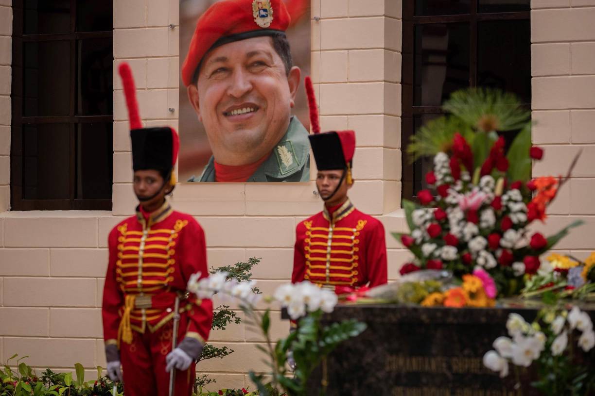 El fallecido presidente fue homenajeado con ofrendas florales, conciertos y foros sobre su vida y su trabajo como líder desde el viernes cuando comenzaron los actos conmemorativos. Morales y Correa también acudieron al Cuartel de la Montaña.