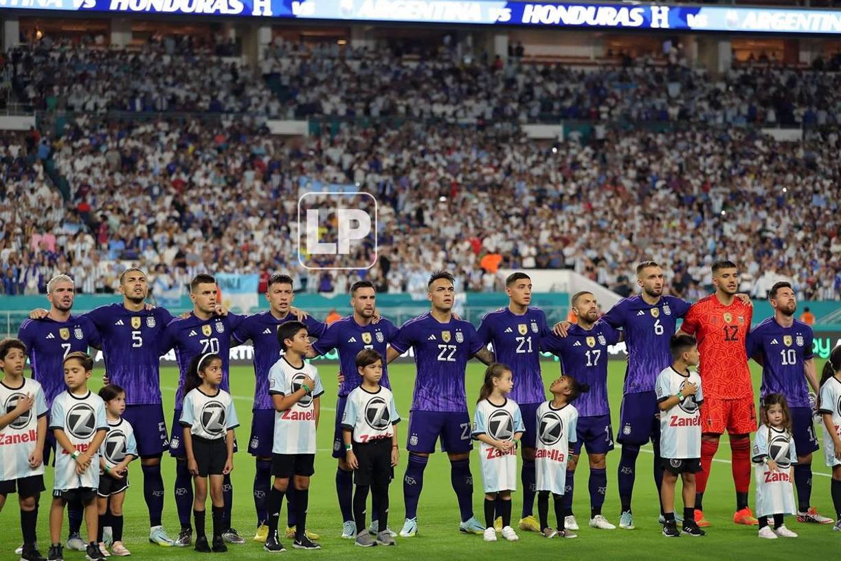 Los jugadores argentinos también entonaron el himno nacional de su país.