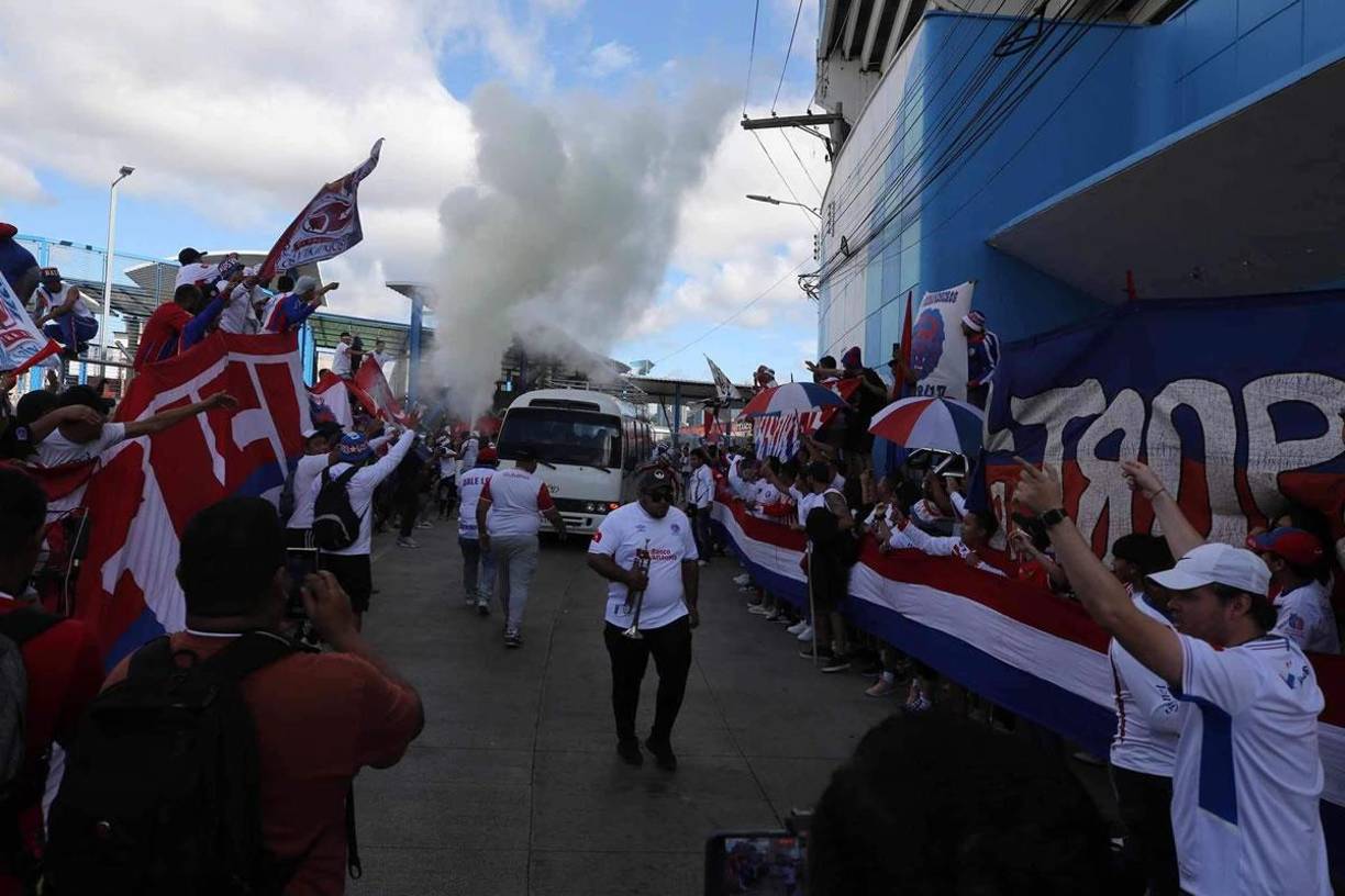 Toda una fiesta montaron los aficionados del Olimpia a la llegada del plantel merengue al estadio Nacional Chelato Uclés.