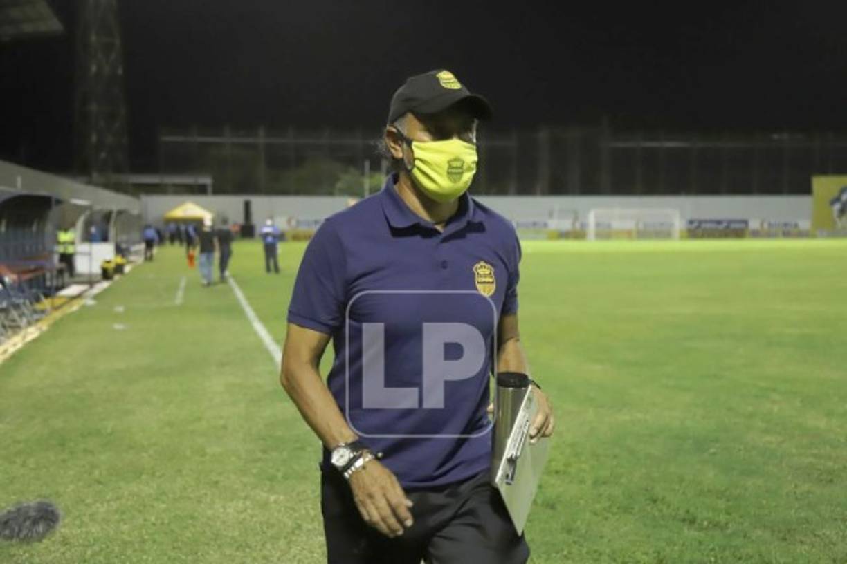 El 'Potro' Gutiérrez se fue del estadio Morazán con cara de pocos amigos.