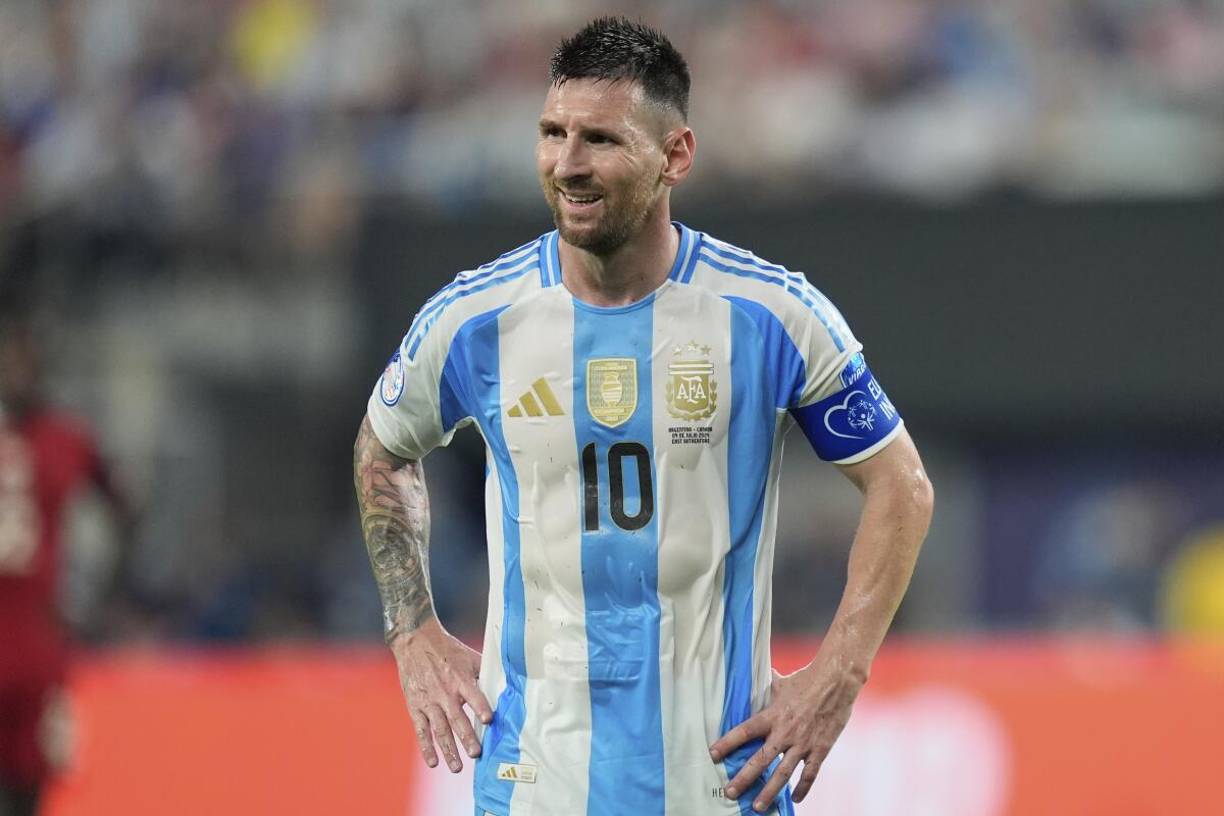 Tras 18 ediciones., Lionel Messi se queda fuera del Balón de Oro. El astro argentino estuvo por primera vez nominado en 2006 y desde ese momento siempre ha estado en la lista de candidatos al galardón. En este 2024, se acaba una era, ya que Leo vuelve a no estar entre los posibles elegidos.