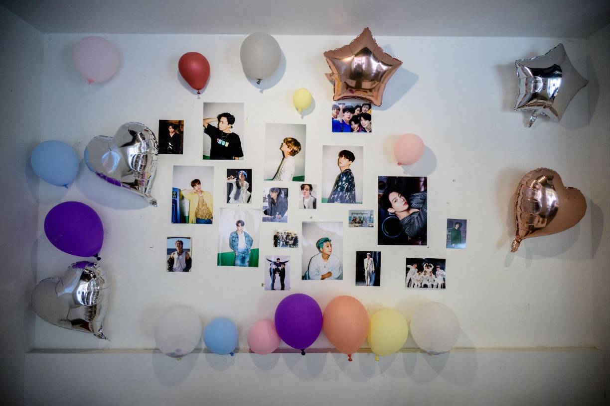 Globos e imágenes que muestran a las megaestrellas del K-pop BTS se exhiben dentro de un café en Seúl.