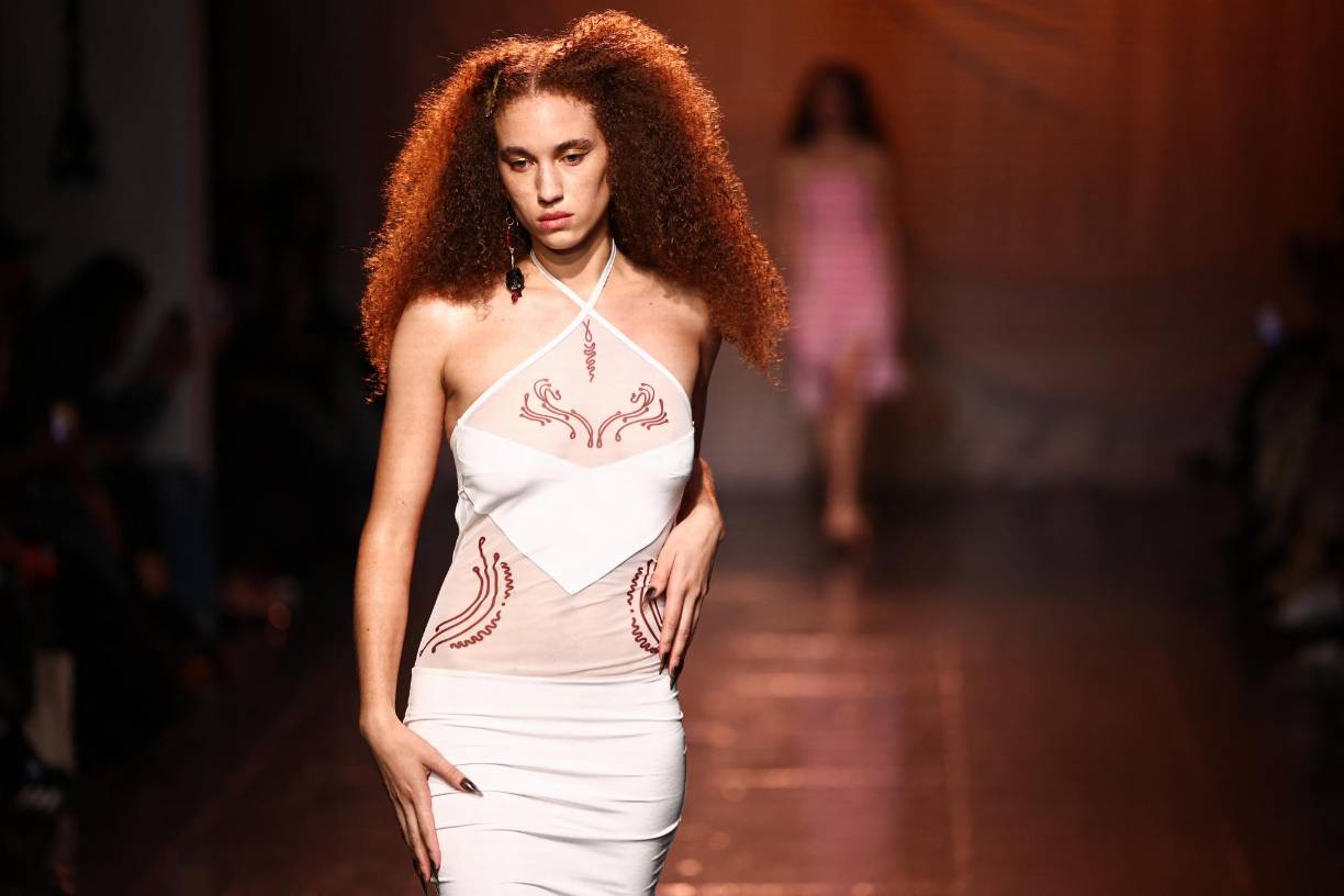 Modelo luce diseño de Dimitra Petsa para su marca Di PETSA Spring/Summer 2024 collection.