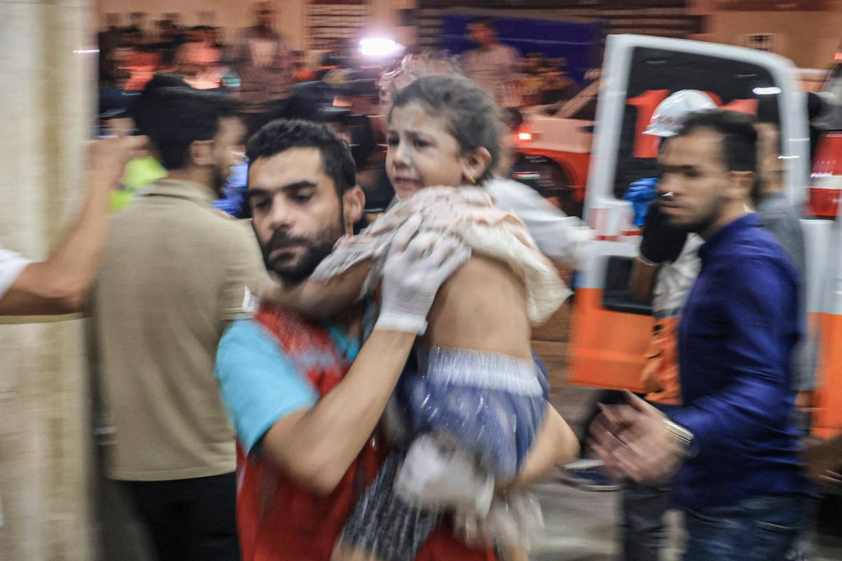 El ejército de Israel instó a la población en el norte de la Franja de <b>Gaza</b>, donde vive casi la mitad de sus 2.4 millones de habitantes, que se dirijan al sur para ponerse a salvo, antes de una próxima ofensiva terrestre. 