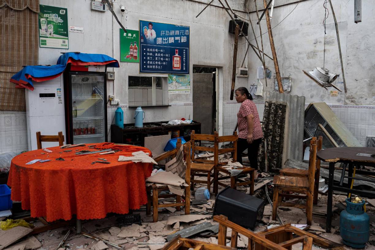 El fenómeno meteorológico extremo afectó el sábado por la tarde a cuatro aldeas en la localidad de Zhongluotan, a unos 20 kilómetros del aeropuerto de la urbe, con un recorrido de aproximadamente un kilómetro.