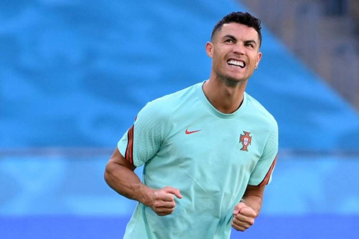 Cristiano Ronaldo, quien culmina su contrato con la Juventus en junio del 2022, parece que no concluirá su estadía en Italia, pues se asegura que su agente, Jorge Mendes, ya negocia su pronta salida. Inclusive se informa que la Juve estaría buscando su reemplazo. Foto AFP.