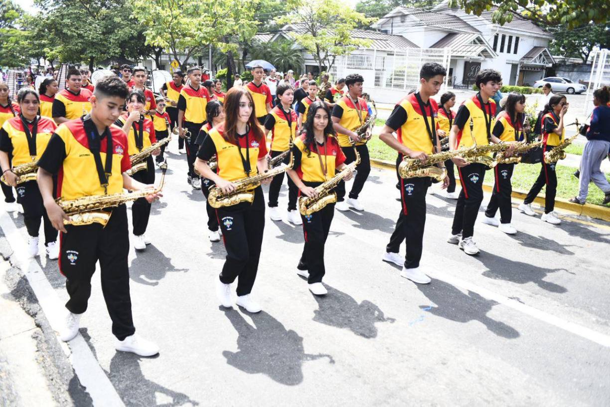 Han destacado bandas como las del San Juan Bosco y las palillonas del centro que dieron un espectáculo frente al museo de antropología e historia.
