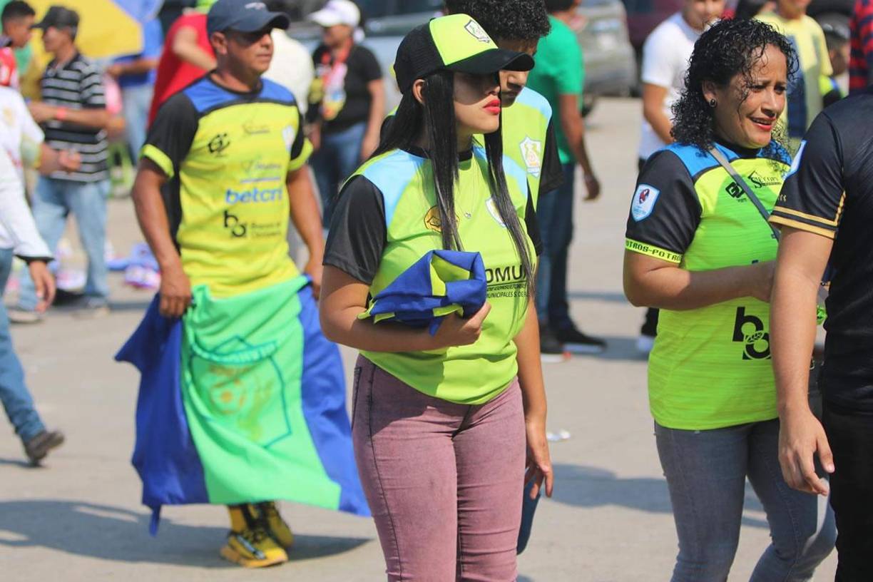 Una guapa aficionada del Olancho FC ingresando al estadio Juan Ramón Brevé Vargas.
