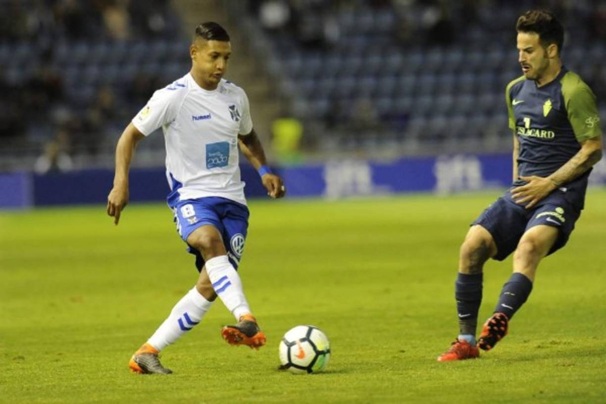 Bryan Acosta: El mediocampista del Tenerife de España ha tenido una buena temporada y su nombre no faltará en la lista.