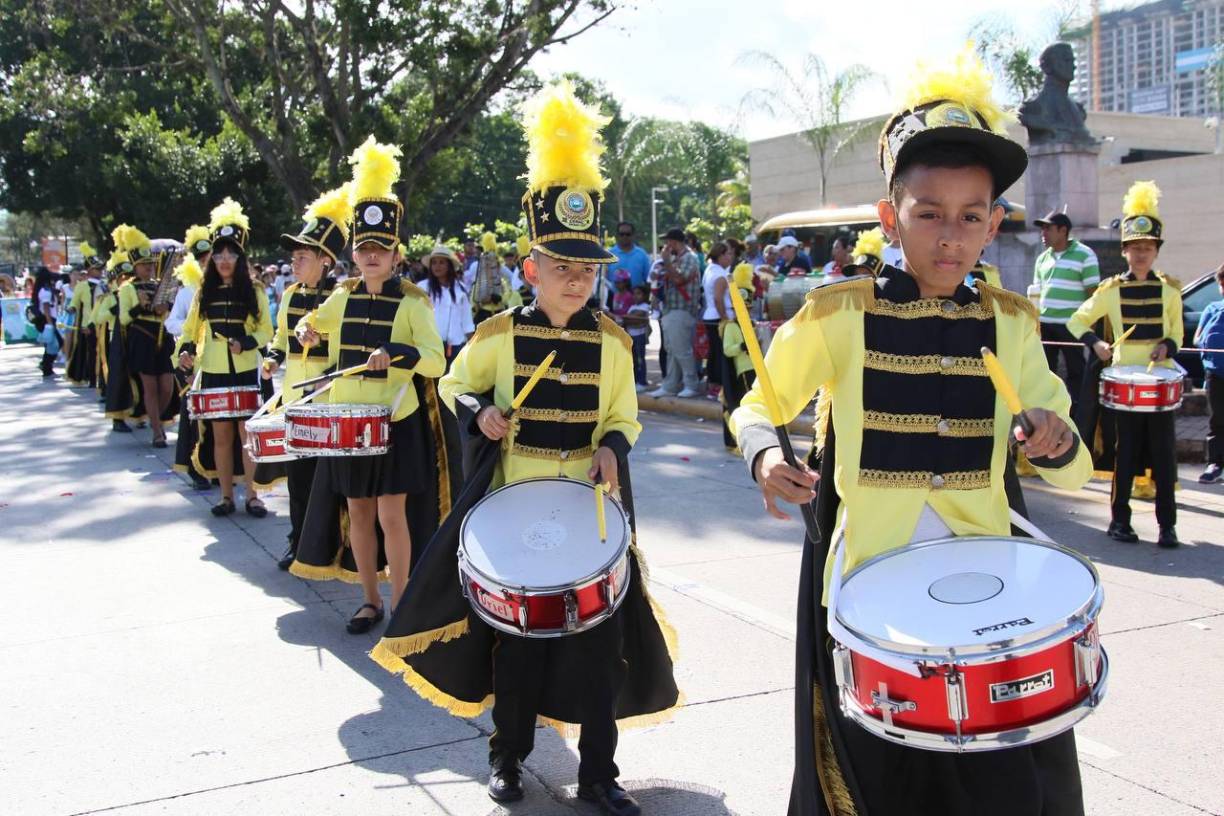 El distrito 14 lo hizo desde la embajada de los Estados Unidos hasta la Escuela de niñas José Cecilio del Valle, en El Guanacaste.