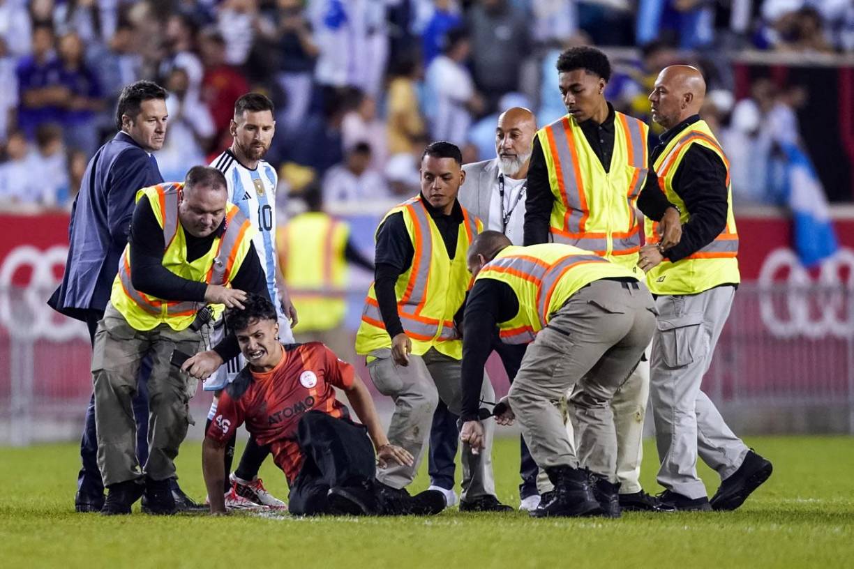 Pero el aficionado fue sometido rápido por los elementos de seguridad el estadio.