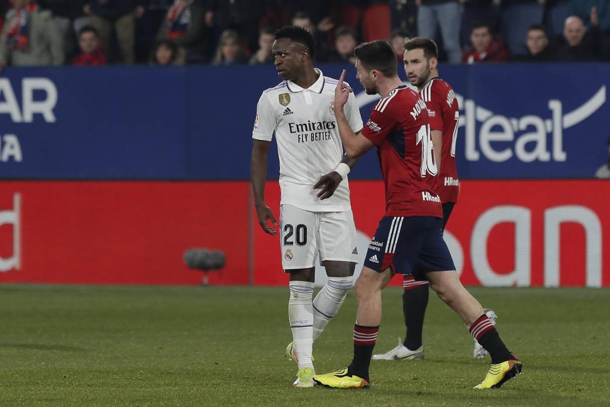 Moi Gómez se levantó del césped y se dirigió donde Vinicius para reclamarle.