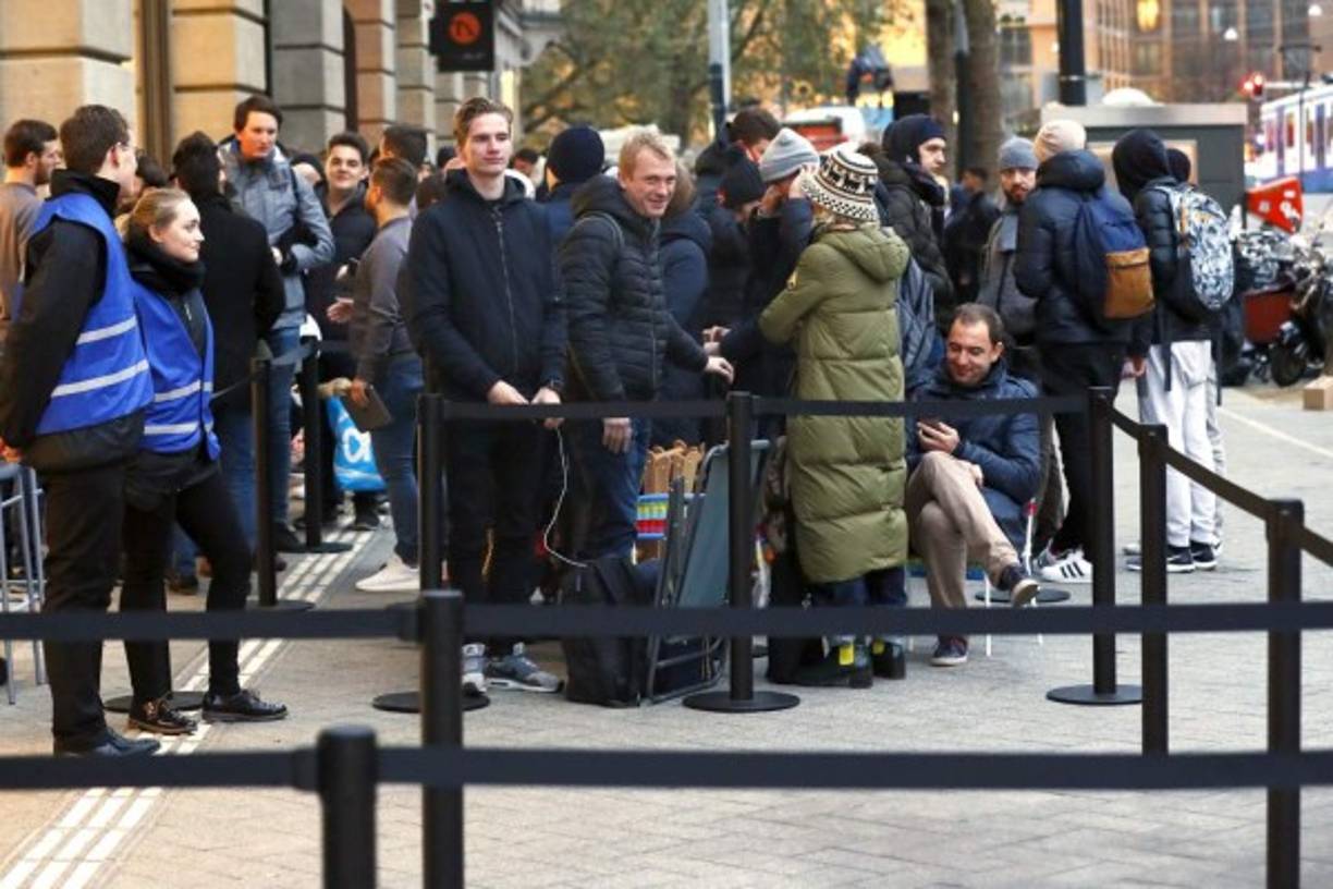 Numerosos clientes deseosos de adquirir el nuevo Apple hicieron filas por más de 16 horas frente a una tienda en Amsterdam.