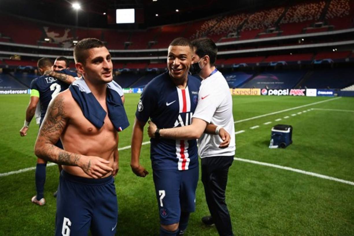 Marco Verratti y Kylian Mbappé festejando.