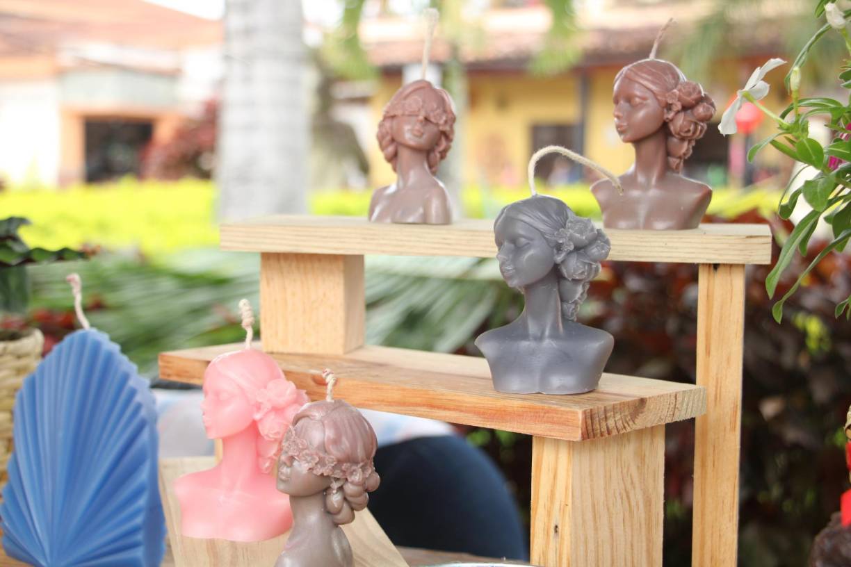 Velas aromáticas con formas particulares se exhiben y comercializan en la feria artesanal del Tz´ikin en Copán Ruinas.