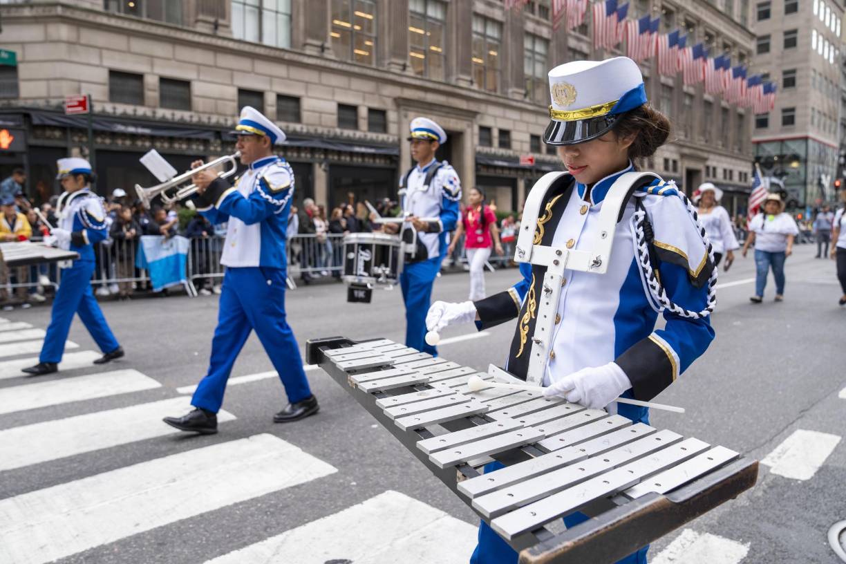 Músicos desfilan durante la edición 60 del Desfile de la Hispanidad, este domingo en Nueva York (Estados Unidos). EFE
