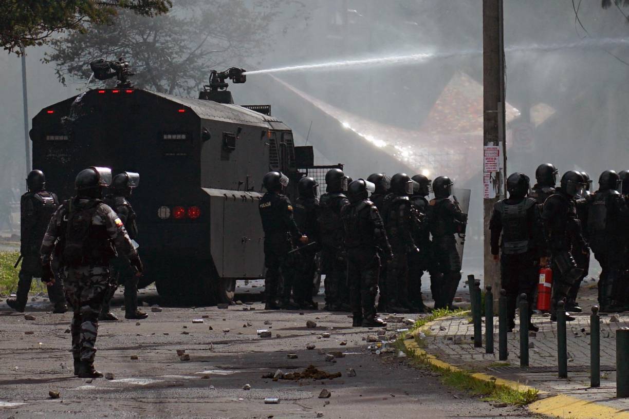 Entre las demandas de los manifestantes figuran la reducción y congelación de los precios de los combustibles, el control de precios de los productos de primera necesidad, impedir las privatizaciones y evitar la flexibilización laboral, entre otros.