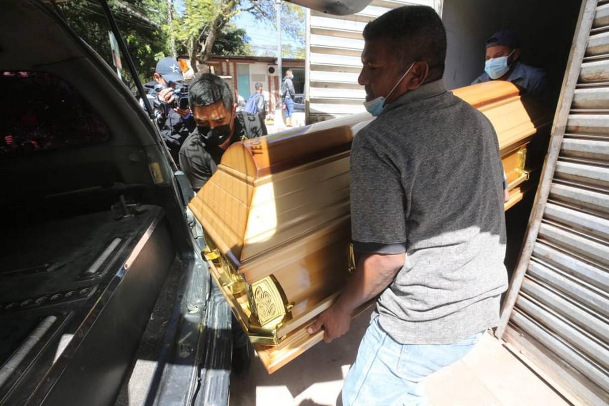 La diputada por el departamento de Gracias a Dios, Erika Urtecho, llegó a solidarizarse con la familia por el asesinato de la profesional de la enfermería y demanda de las autoridades policiales que se investigue y capture a los responsables del crimen.