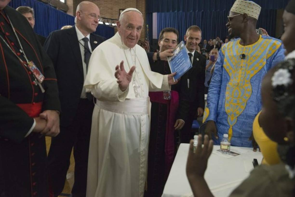 El papa Francisco saluda a un grupo de garífunas hondureños que le entregaron un libro y le cantaron en su idioma en la escuela Reina de Los Ángeles en Harlem, Nueva York.