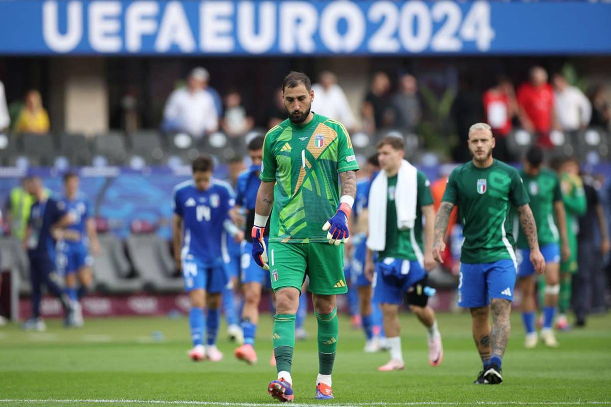 Gianluigi Donnarumma, cabizbajo y triste por la eliminación de la selección italiana en la Eurocopa 2024.