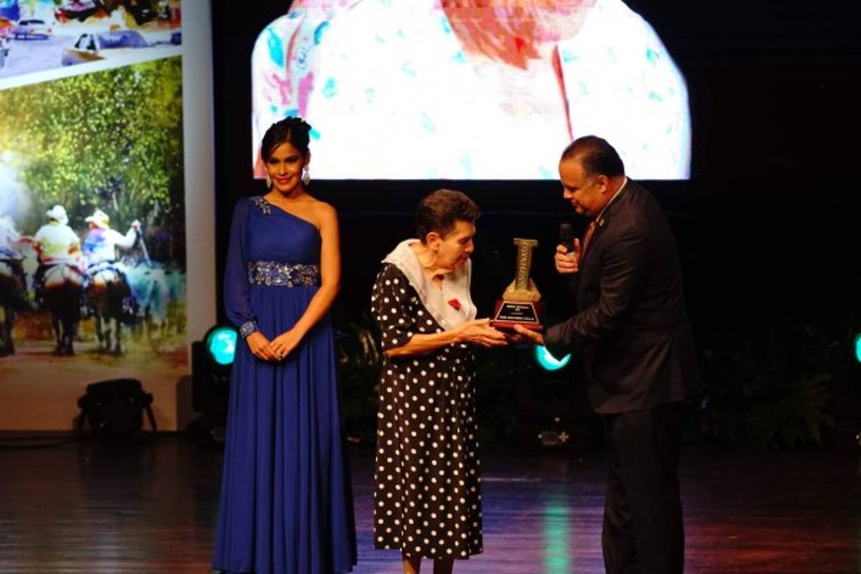 María Guillermina recibiendo el premio por Juan Bendeck.
