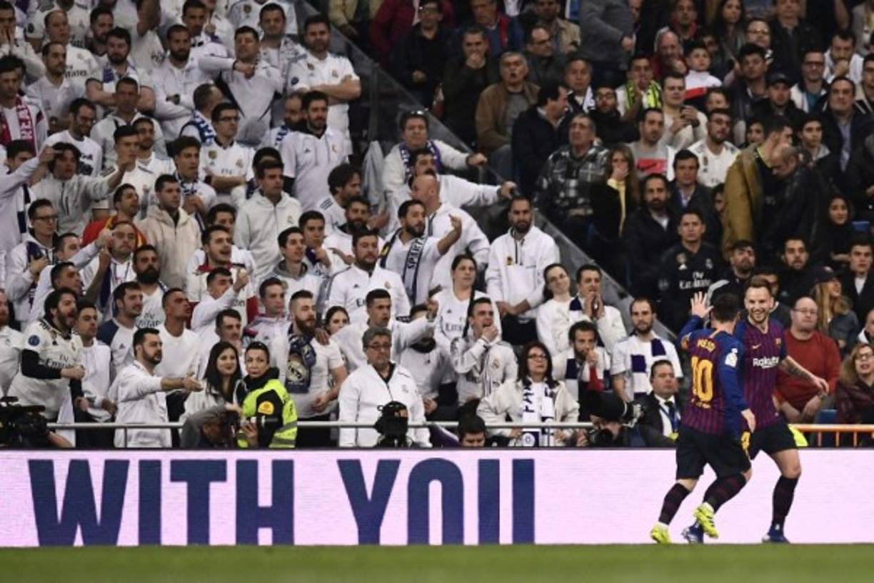 Mientras Rakitic y los jugadores del Barcelona celebraban el gol del croata, algunos aficionados madridistas hicieron gesto obsceno contra los jugadores del club culé.