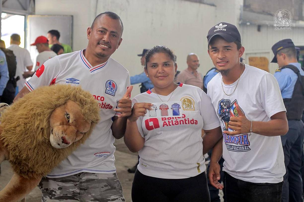 El Olimipa le regaló stikers de las camisetas del equipo a los aficionados olimpistas en la entrada al estadio.