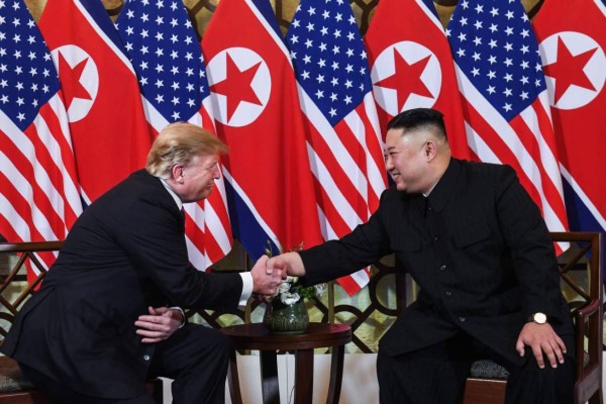 Donald Trump y Kim Jong Un se dieron un apretón de manos durante nueve segundos.