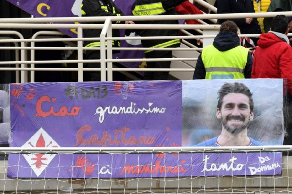 Los aficionados de la Fiorentina desplegaron grandes mantas rindiendo homenaje a David Astori.