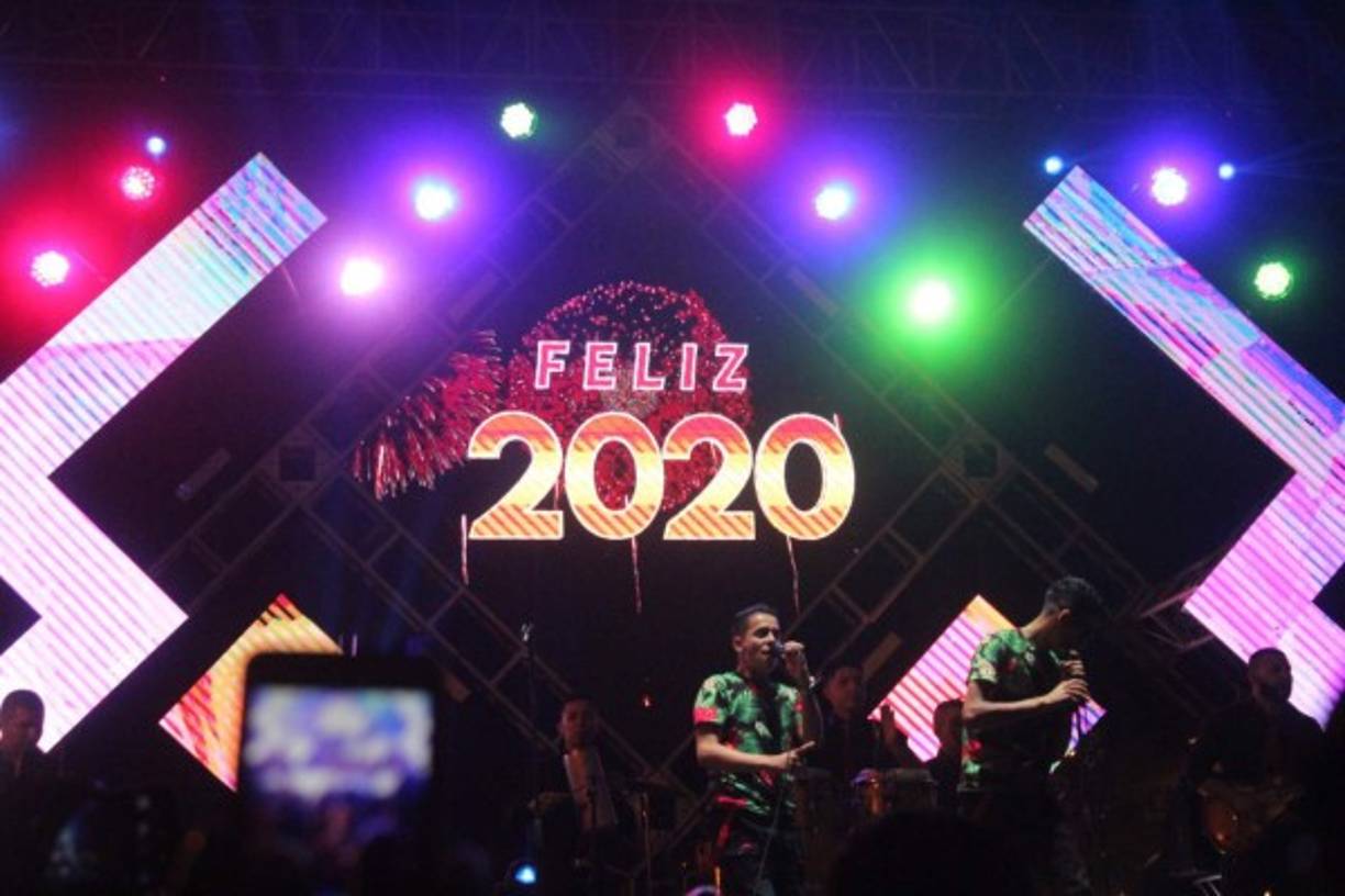 Entre los grupos musicales, artistas locales y nacionales que pusieron a festejar a lo grande a unas 20 mil personas se encuentran: Escuela Municipal de Música; La Batucada; Zancos; Grupo Cultural La Independencia; Damas Coloniales; El Internacional Peña de Santa Rosa de Copán; Suny Saenz y Banda Tributo de Comayagua; Grupo Vocali Forte; Ballet Folclórico Ópalo de Honduras y cerró con broche de oro el grupo musical Santa Fe.