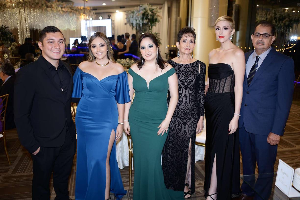 Erick Caballero, Mariela, Thania, Paola, Digna y Frank Canales