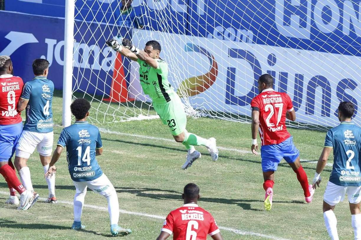 El portero panameño César Samudio despejando de puños un centro a su área.