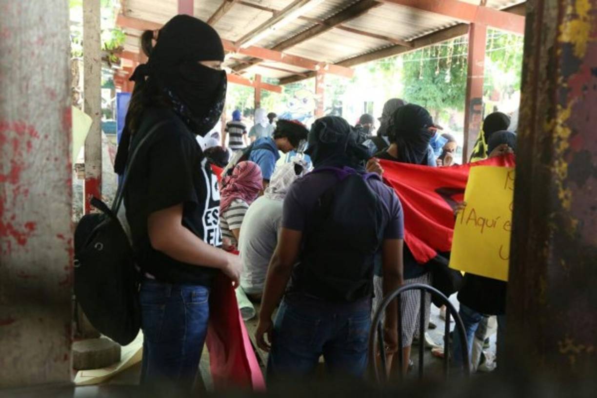 Los estudiantes que mantenían tomada las instalaciones de la Unah-vs entregaron su campus luego que una juez se presentara con una orden de desalojo.
